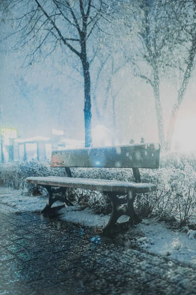 První Noční Sníh Nočním Městě Světle Luceren Rozmazaným Pozadím — Stock fotografie