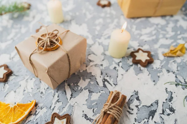 Navidad Naturaleza Muerta Alféizar Ventana Fondo Hormigón Regalos Velas Guirnaldas Imagen De Stock