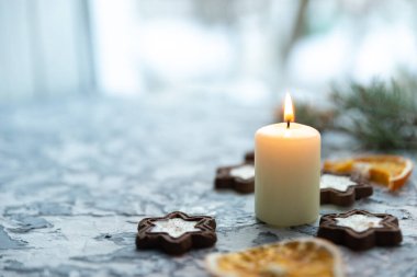 Noel 'de hayat mumları gri arka plan ve zencefilli ekmek.
