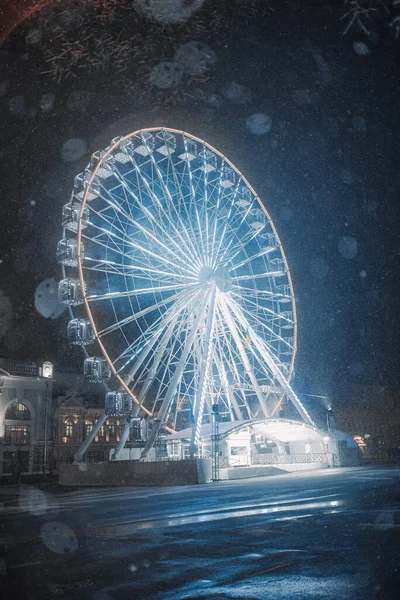 Primeira Neve Cidade Noturna Com Fundo Embaçado Luz Das Lanternas — Fotografia de Stock