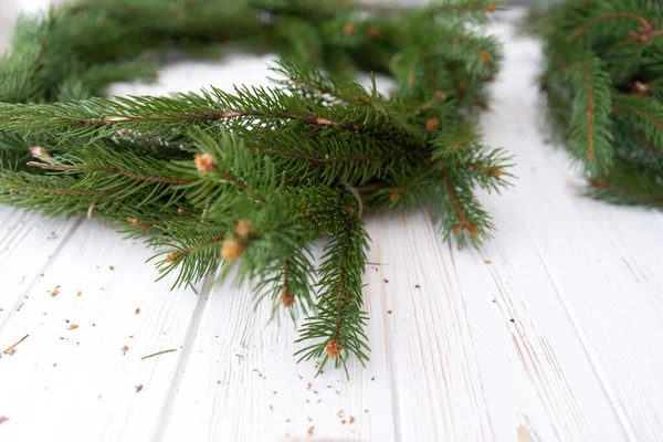 Processus Création Une Couronne Noël Sur Fond Bois Blanc — Photo