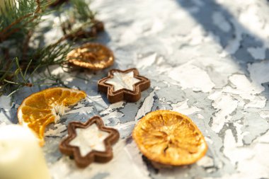 Noel 'de hayat mumları gri arka plan ve zencefilli ekmek.