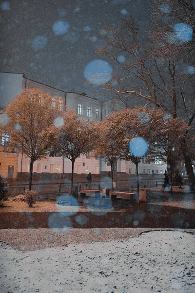 Première Neige Dans Ville Nocturne Avec Fond Flou Lumière Des — Photo