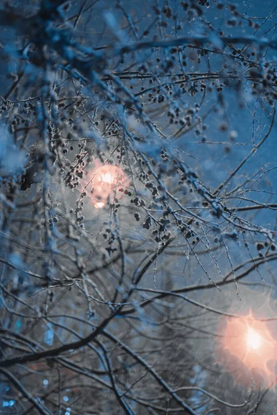 První Sníh Nočním Městě Rozmazaným Pozadím Světle Luceren — Stock fotografie