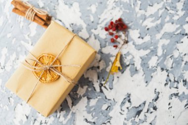 Noel 'de pencere eşiğinde hayat devam eder. Somut arka plan, hediyeler, mumlar ve çelenkler.