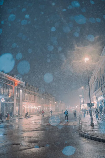 夜城的第一场雪 背景模糊 灯火通明 — 图库照片