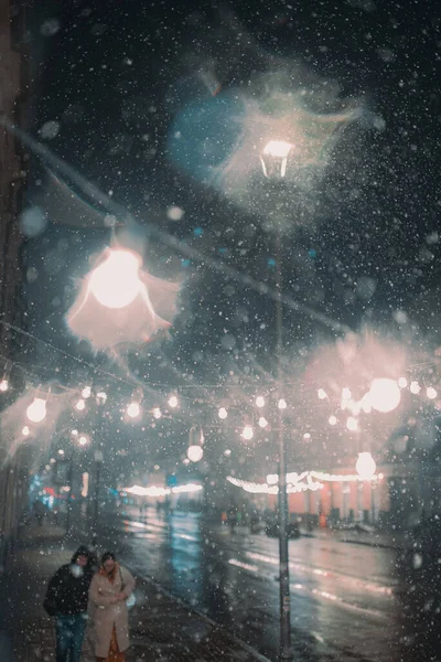 Première Neige Dans Ville Nocturne Avec Fond Flou Lumière Des — Photo