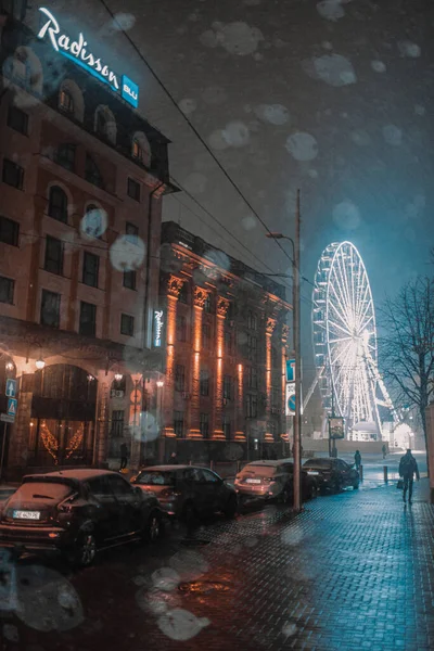 夜城的第一场雪 背景模糊 灯火通明 — 图库照片
