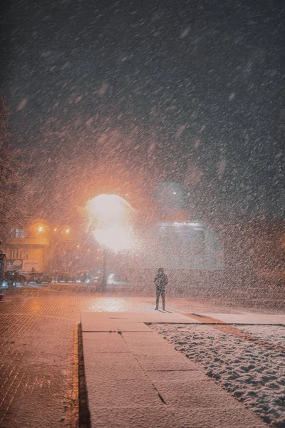 Gece Şehrindeki Ilk Kar Fenerlerin Işığında Bulanık Bir Arkaplan — Stok fotoğraf