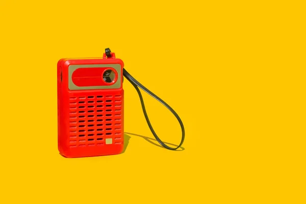 Rádio Portátil Vermelho Vintage Fundo Amarelo — Fotografia de Stock