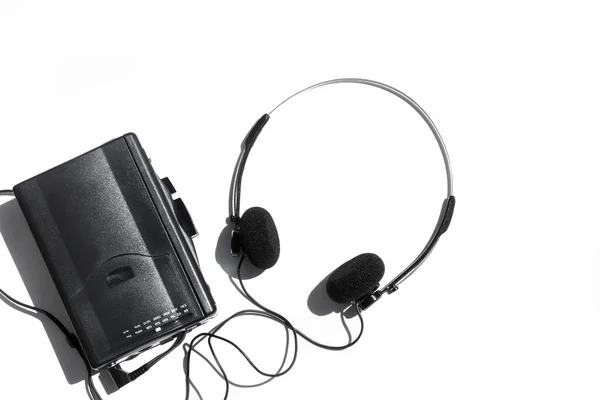 Ένα Μαύρο Κασετόφωνο Ακουστικά Λευκό Φόντο — Φωτογραφία Αρχείου