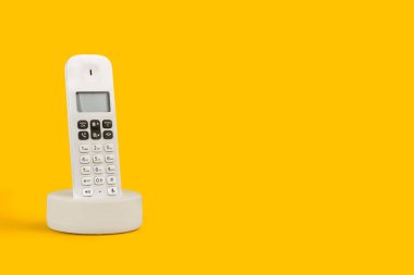 Kopyalama alanı olan sarı arkaplanda beyaz dijital telefon