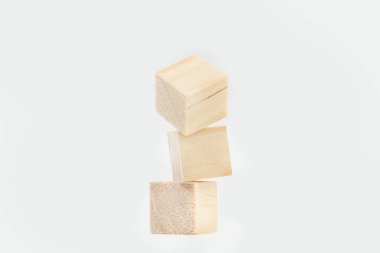 Beyaz arkaplandaki ahşap küplerin fotokopi alanı