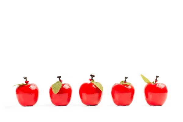 Cinq Pommes Rouges Plastique Sur Fond Blanc — Photo