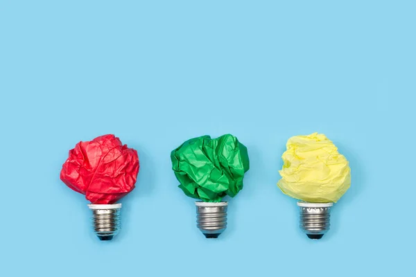 Lâmpadas Feitas Com Papéis Amassados Coloridos Fundo Azul Claro — Fotografia de Stock