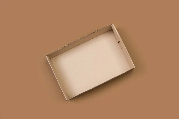 Kahverengi Arkaplanda Üst Görüntüde Açık Bir Karton Kutu — Stok fotoğraf