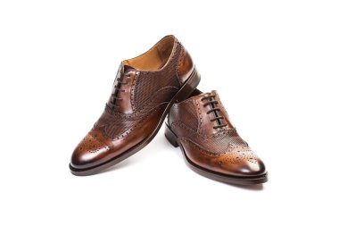 Beyaz arka planda izole edilmiş kahverengi bir çift ayakkabı.