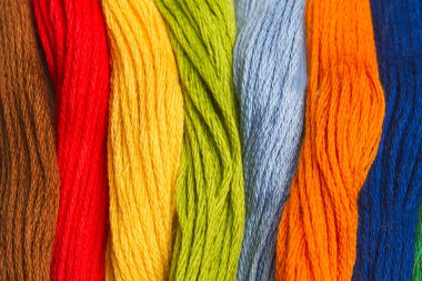 Yakından bakınca renkli iplik derileri