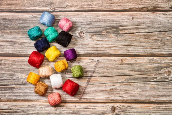 Bobines Fil Coloré Une Aiguille Crochet Sur Fond Bois Avec — Photo