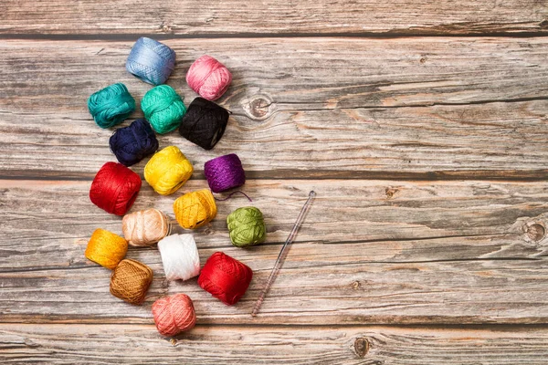 Carretes Hilo Colores Una Aguja Ganchillo Sobre Fondo Madera Con —  Fotos de Stock