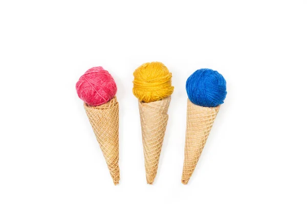Цветные Шерстяные Шарики Конусах Мороженого Формы Белом Фоне — стоковое фото