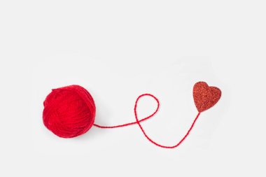 Fotokopi alanı beyaz arkaplan üzerinde kalbi olan kırmızı yün topu
