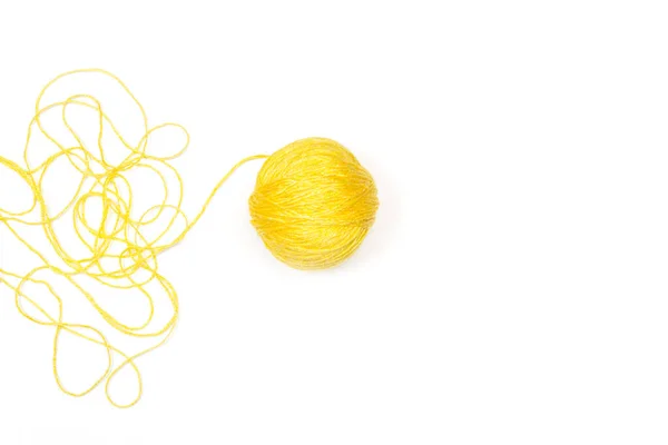 Gele Wollen Bal Een Witte Achtergrond Met Kopieerruimte — Stockfoto