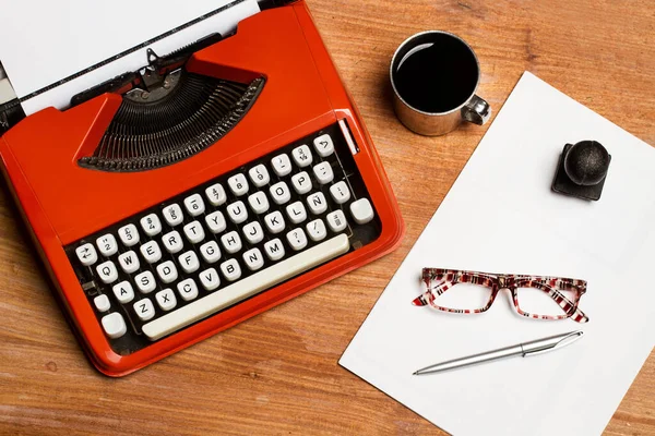 Una Máquina Escribir Con Una Taza Café Gafas Escritorio Madera — Foto de Stock