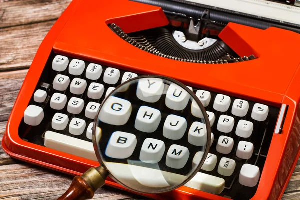Magnifying Glass Typewriter Magnifying Some Keys Close View — Stock Photo, Image