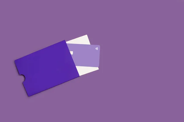 Кредитная Карта Синей Упаковке Фиолетовом Фоне Копировальным Пространством — стоковое фото