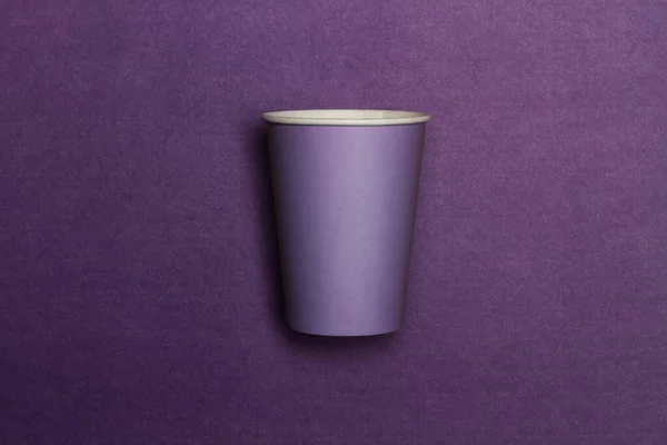 Фиолетовый Одноразовый Стаканчик Фиолетовом Фоне Копировальным Пространством — стоковое фото