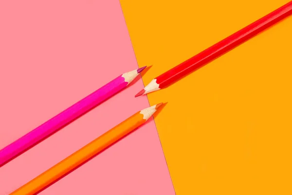 Orange Und Rosa Bleistifte Auf Rosa Und Orangefarbenem Hintergrund Einer — Stockfoto