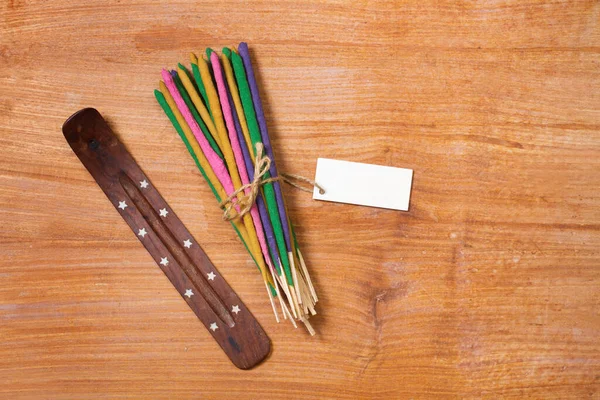 Gebonden Gekleurde Wierookstokjes Een Houten Tafel Een Bovenaanzicht — Stockfoto