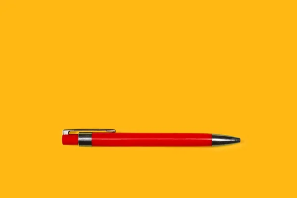 Ein Roter Kugelschreiber Auf Gelbem Hintergrund Mit Kopierraum — Stockfoto