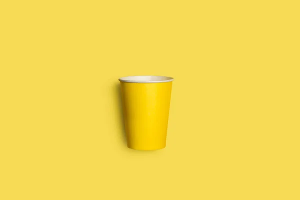 Sárga Eldobható Csésze Sárga Háttérrel Fénymásoló Felülettel — Stock Fotó