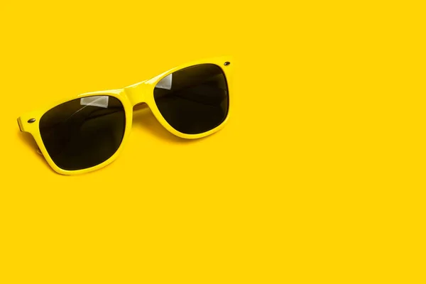 Gele Zonnebril Een Gele Achtergrond Met Kopieerruimte — Stockfoto
