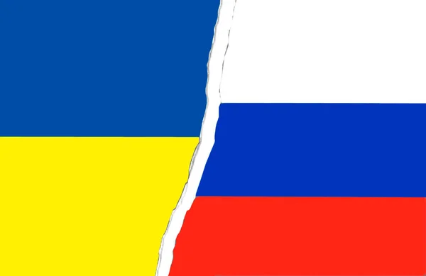残破的俄国和乌克兰国旗肩并肩 — 图库照片