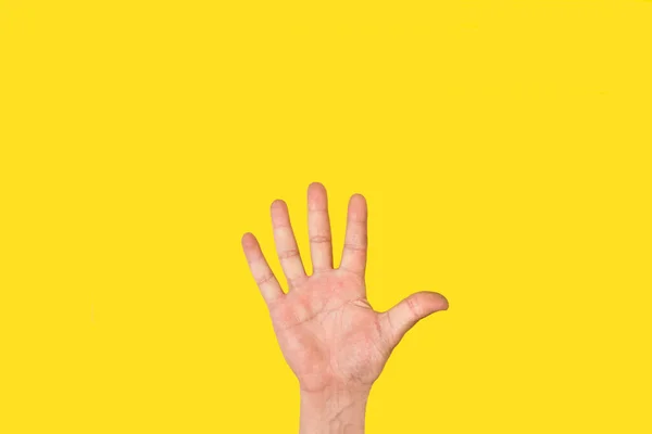 Άνθρωπος Χέρι Κάνει Νούμερο Πέντε Χειρονομία Ένα Κίτρινο Φόντο Αντίγραφο — Φωτογραφία Αρχείου