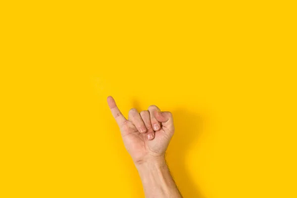 Mão Homem Com Dedo Pequeno Levantar Fundo Amarelo — Fotografia de Stock