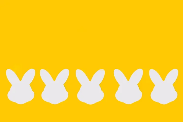 Білі Голови Кролика Жовтому Тлі Копіювальним Простором — стокове фото