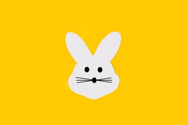 Papier Blanc Tête Lapin Sur Fond Jaune Avec Espace Copie — Photo