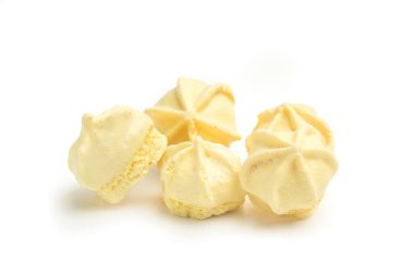 Kopyalama alanı olan beyaz bir arkaplanda sarı krema