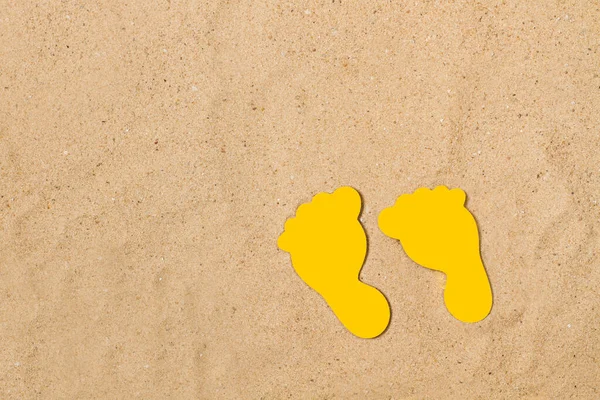 Pegadas Amarelas Madeira Fundo Areia Com Espaço Cópia — Fotografia de Stock
