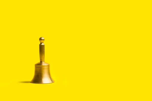 Бронзовий Дзвінок Жовтому Тлі Копіювальним Простором — стокове фото