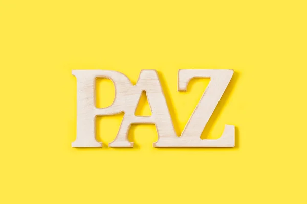 Paz Λέξη Γίνεται Ξύλινα Γράμματα Κίτρινο Φόντο Ειρήνη — Φωτογραφία Αρχείου