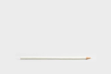 Gri arkaplanda, kopyalama alanı olan beyaz bir kalem