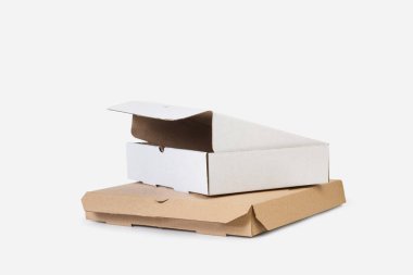 Beyaz arka planda beyaz ve kahverengi karton pizza kutuları