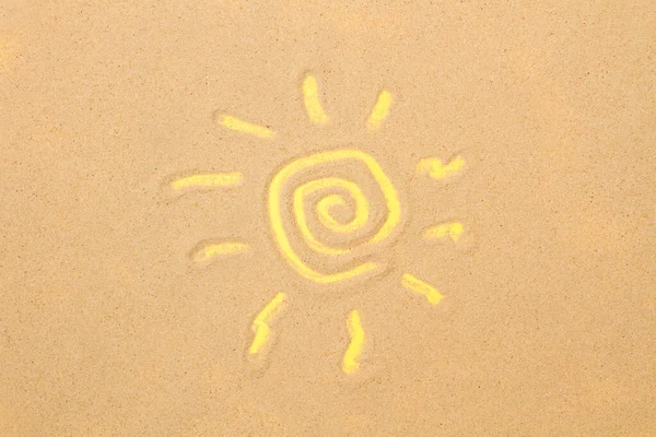 Sonnenzeichnung Auf Sand Und Gelbem Hintergrund — Stockfoto