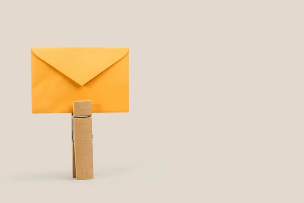 Yellow Envelope Big Clothespin Gray Background Copy Space — Stock Photo, Image