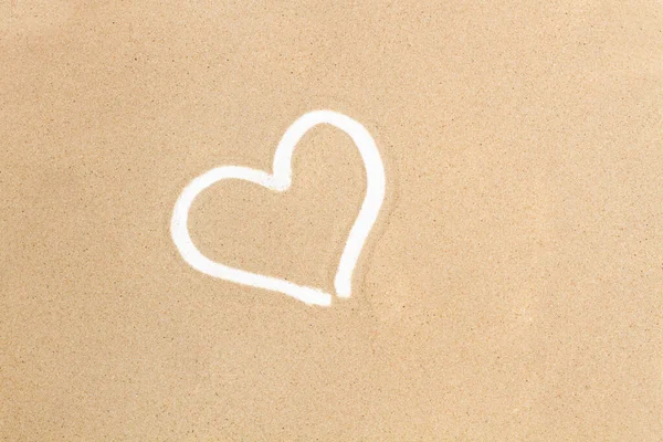Сердце Рисует Песке Белом Фоне Копировальным Пространством — стоковое фото